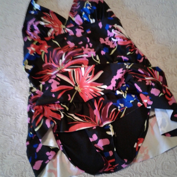 🌺 Like New DIP One Piece Skirted Swimsuit - Picture 7 of 8